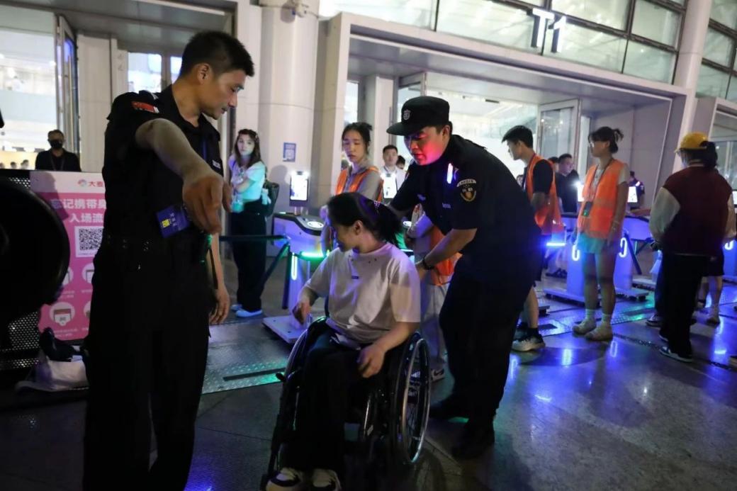 C:/Users/Administrator/Desktop/“安保鐵軍、硬核保障”2024系列報道四十二——南京市保安服務有限公司成功護航張碧晨「今兒個開心」十周年巡回演唱會南京站安保任務/5.jpg5
