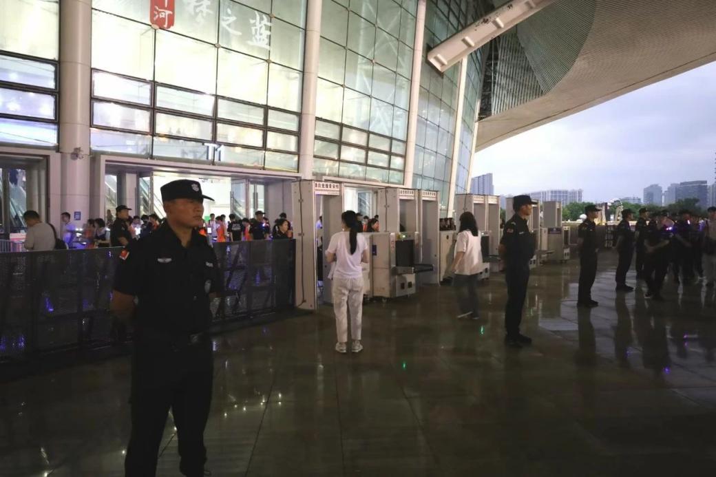 C:/Users/Administrator/Desktop/“安保鐵軍、硬核保障”2024系列報道四十二——南京市保安服務有限公司成功護航張碧晨「今兒個開心」十周年巡回演唱會南京站安保任務/3.jpg3