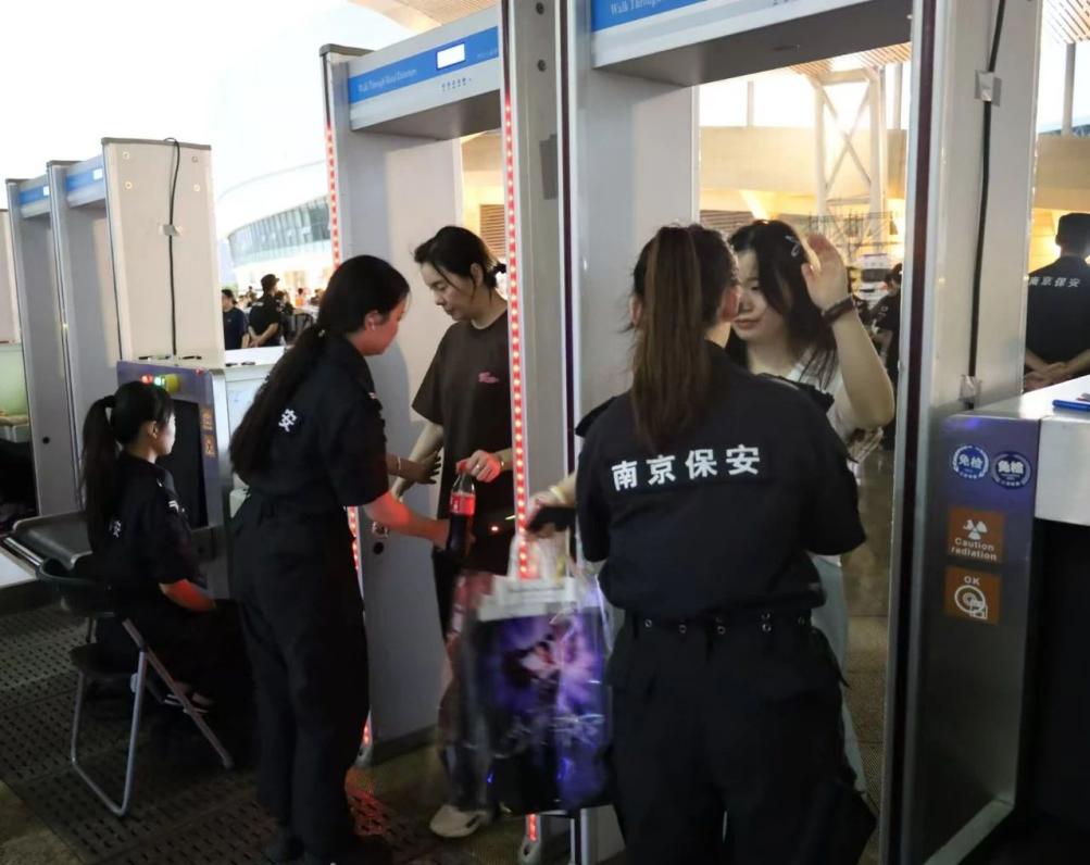 C:/Users/Administrator/Desktop/“安保鐵軍、硬核保障”2024系列報道四十二——南京市保安服務有限公司成功護航張碧晨「今兒個開心」十周年巡回演唱會南京站安保任務/2.jpg2